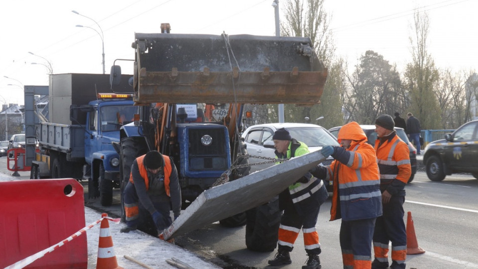В Киеве провалился мост около метро «Дарница»