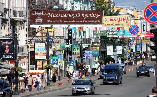 В столице начали борьбу с расклейщиками объявлений: Киевсовет принял решение