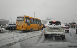 Где мозг у водителей на летней резине: соцсети комментируют транспортный коллапс