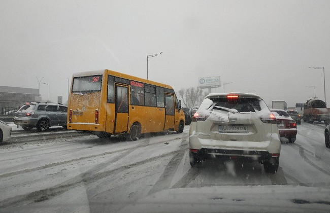 Где мозг у водителей на летней резине: соцсети комментируют транспортный коллапс