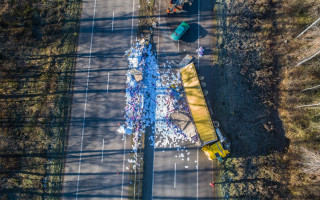 Под Киевом перевернулась фура: в сети появилось видео с высоты