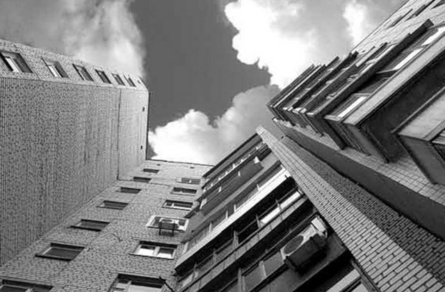 Пришла в гости и выпрыгнула с балкона: в Киеве произошла трагедия