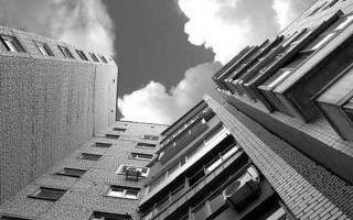 Пришла в гости и выпрыгнула с балкона: в Киеве произошла трагедия