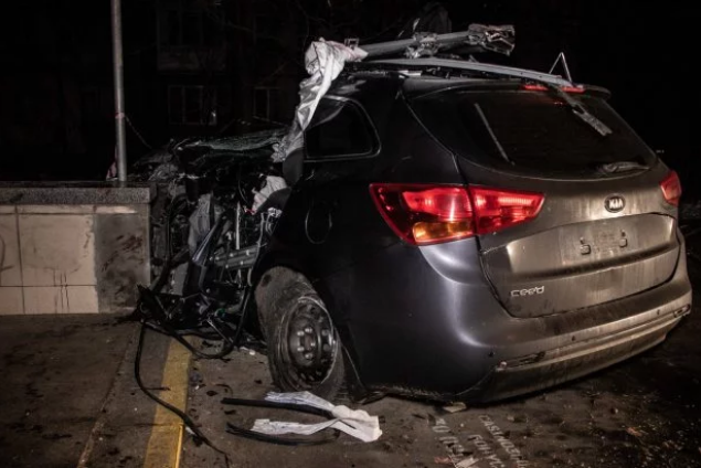В Киеве автомобиль влетел в стенку подземки: водитель разбился насмерть