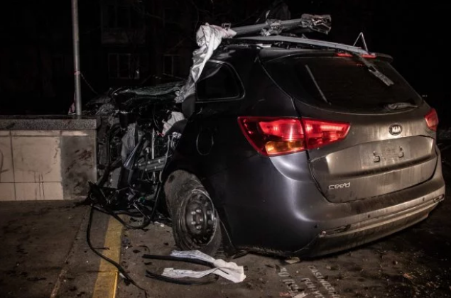 В Киеве автомобиль влетел в стенку подземки: водитель разбился насмерть