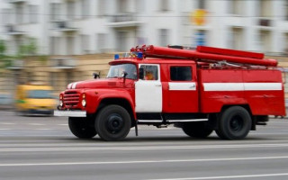 Провалились под асфальт: в Киеве машина пожарных не доехала на вызов