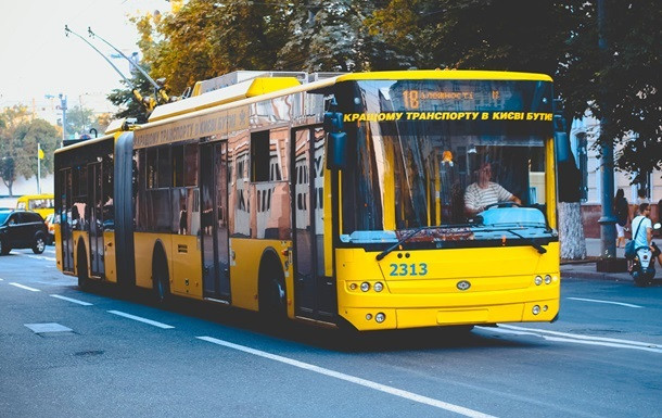 Трагедия в Киеве: троллейбус переехал человека