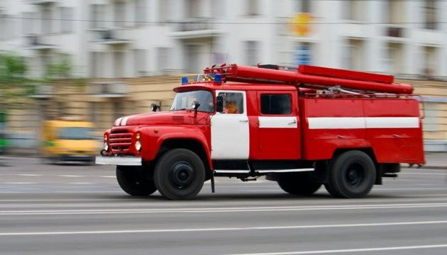 Провалились под асфальт: в Киеве машина пожарных не доехала на вызов