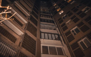 Пошла в гости и выпрыгнула из окна: в Киеве произошла трагедия