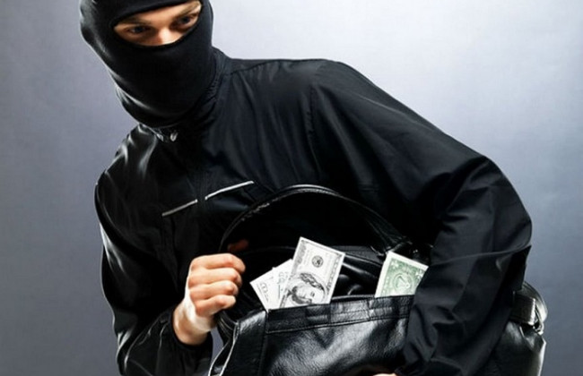 Домушники незаметно ограбили квартиру в присутствии хозяев