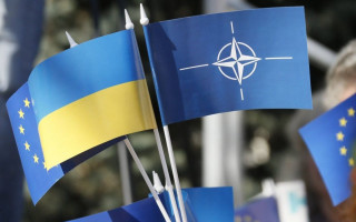 Курс на НАТО и ЕС в Основном Законе: КСУ примет решение в ближайшие дни
