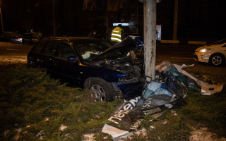 Влетел в билборд: на Троещине произошло пьяное ДТП