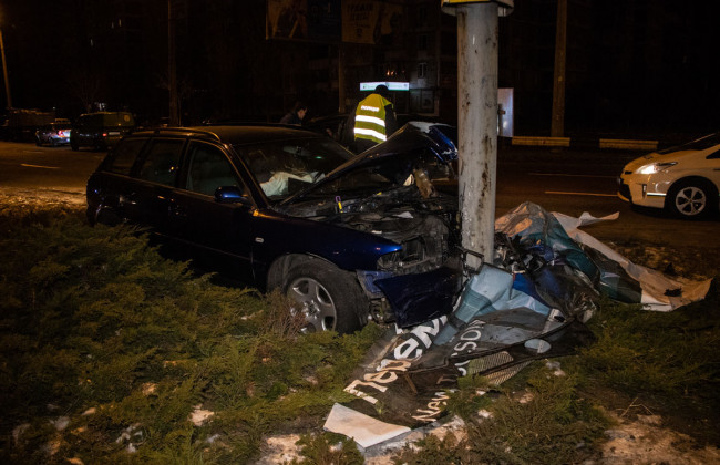 Влетел в билборд: на Троещине произошло пьяное ДТП