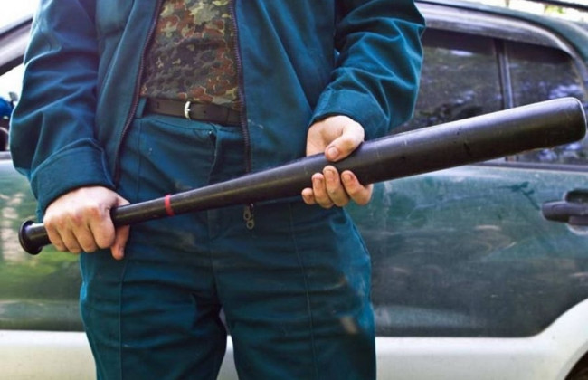 Неизвестные с битами напали на автомобиль в центре Киева