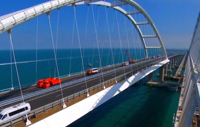 Керченский мост начал смещаться: в МинВОТ сделали тревожное заявление
