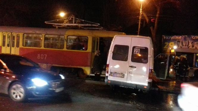 В Запорожье трамвай снес маршрутку: есть пострадавшие