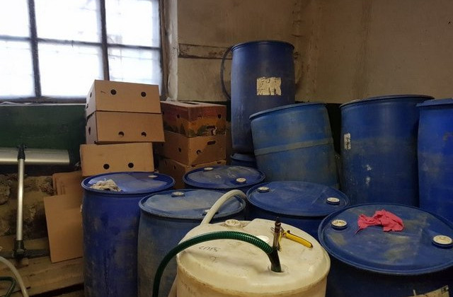 СБУ накрыла подпольный цех: изъято 6 тысяч литров поддельного алкоголя