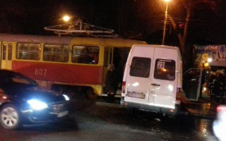 В Запорожье трамвай снес маршрутку: есть пострадавшие