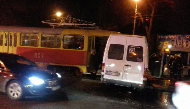 В Запорожье трамвай снес маршрутку: есть пострадавшие