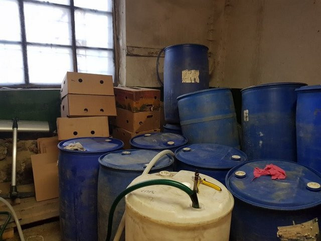 СБУ накрыла подпольный цех: изъято 6 тысяч литров поддельного алкоголя