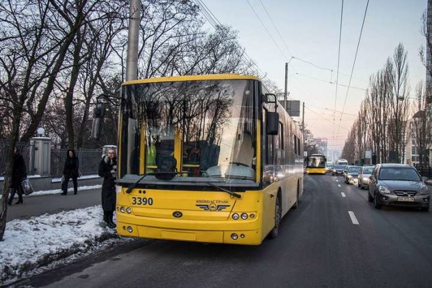 В Казани на Оренбургском тракте внедорожник попал в яму и вылетел в отбойник