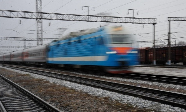 Под Киевом девушку затянуло под колеса поезда
