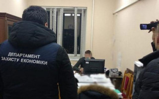 Руководителей следственного отдела ГФС поймали на взятке в 3 тысячи долларов