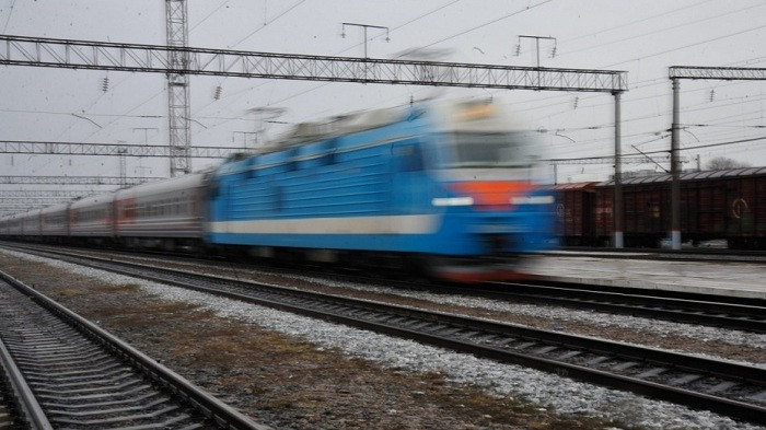 Под Киевом девушку затянуло под колеса поезда