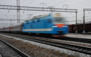 Под Киевом девушку затянуло под колеса поезда