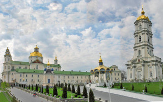 Передача Почаевской лавры УПЦ МП незаконна: решение Минюста