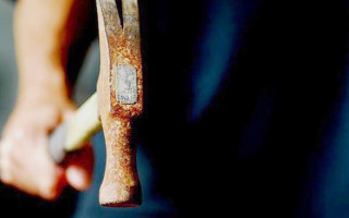 Молотком розбив голову: ревнивець мало не вбив жінку