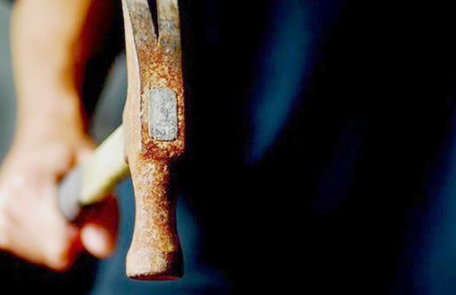 Молотком розбив голову: ревнивець мало не вбив жінку