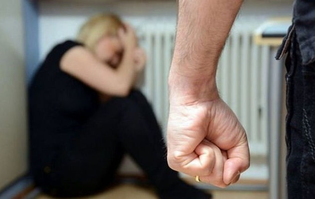 В Донецкой области мужчина убил жену на глазах маленькой дочери