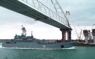 Российские военные предъявили ультиматум украинским судам под Керчью