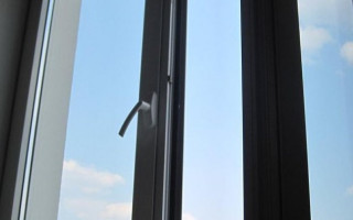 В Киеве женщина при загадочных обстоятельствах выбросилась из окна