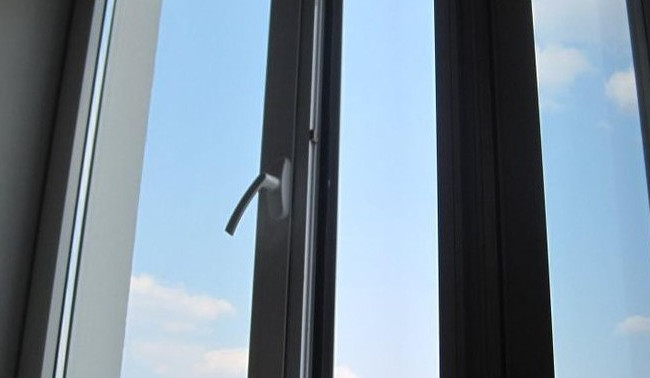 В Киеве женщина при загадочных обстоятельствах выбросилась из окна