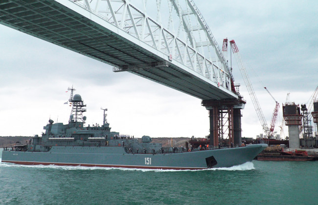 Российские военные предъявили ультиматум украинским судам под Керчью