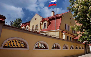 В Харькове пикетировали консульство РФ: случился пожар