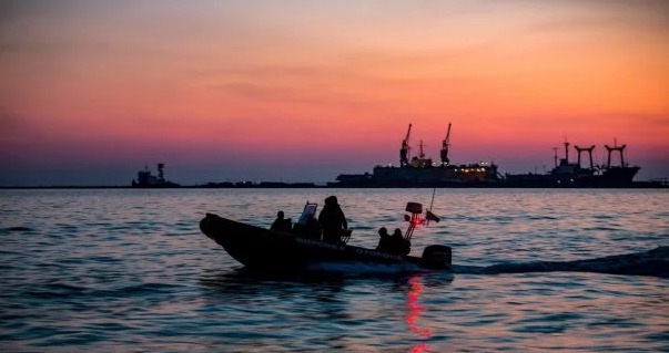 Конфликт в Азовском море: в сети появилось видео украинских кораблей в Керчи