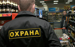 Охранники скрутили посетителя в столичном магазине: все подробности