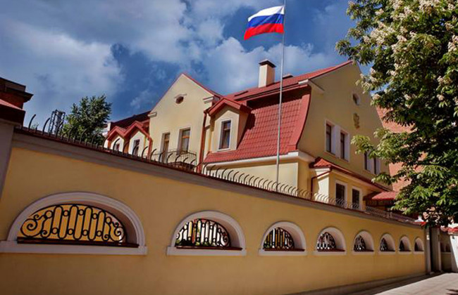 В Харькове пикетировали консульство РФ: случился пожар