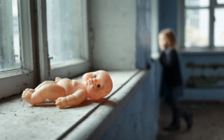 Горе-мать в Днепре оставила детей умирать в доме без еды и тепла