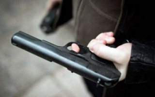 Бегал с пистолетом и целился в прохожих: в Днепропетровской области задержали мужчину