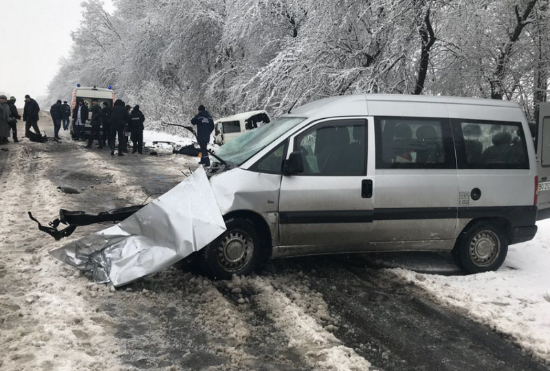 Детали автомобиля разлетелись на сотни метров: два человека погибли в ДТП под Черновцами