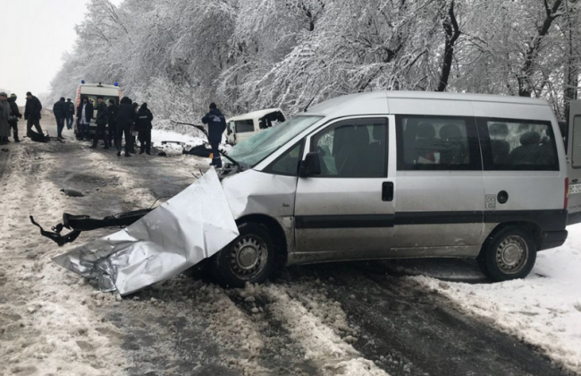 Детали автомобиля разлетелись на сотни метров: два человека погибли в ДТП под Черновцами