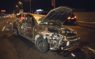 В Киеве Chevrolet на скорости влетел в фуру