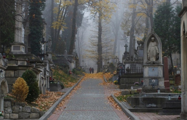 Трьох польських студентів засудили за хуліганство на Львівському кладовищі