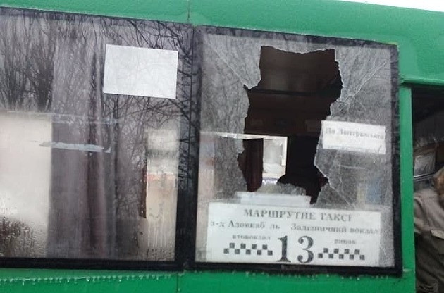Осколок льда выбил окно автобуса: в Бердянске произошло ЧП
