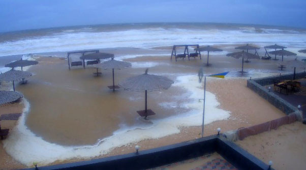 Известный курорт «ушел под воду» во время сильного шторма