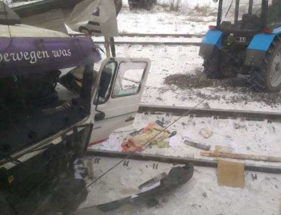 Поезд под Харьковом протаранил грузовик: есть подробности